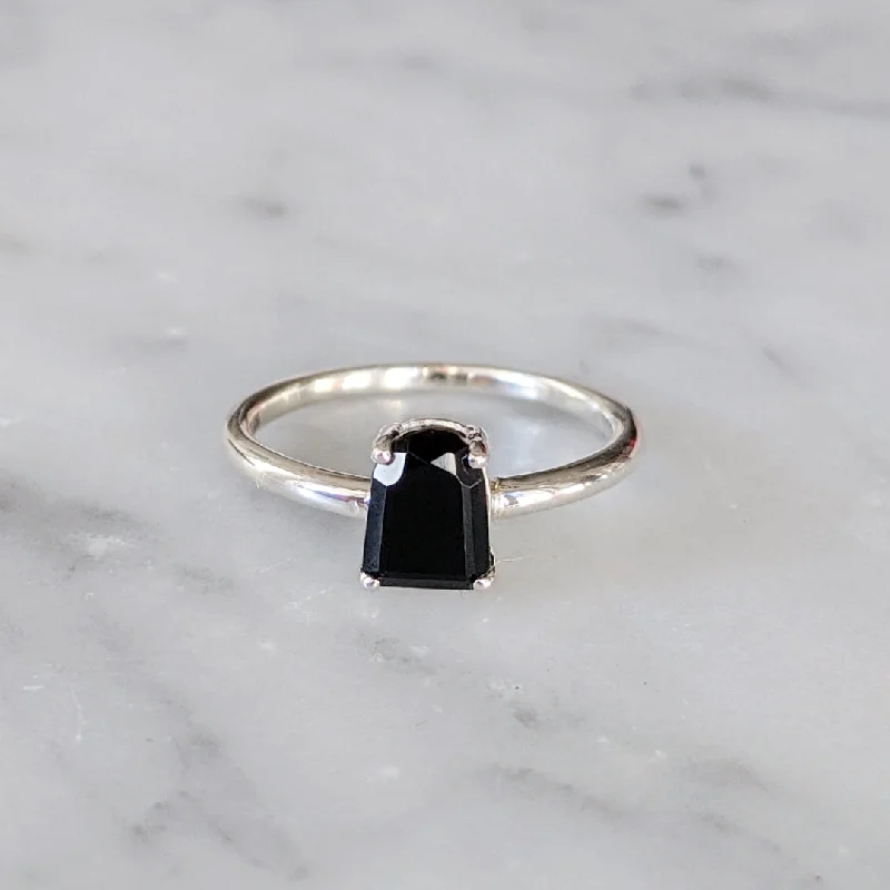 Women’s rings with polished peacock ore glow -Onyx Tombstone Ring