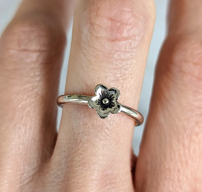 Women’s rings with peridot stones for sparkle -Simple Flower Ring