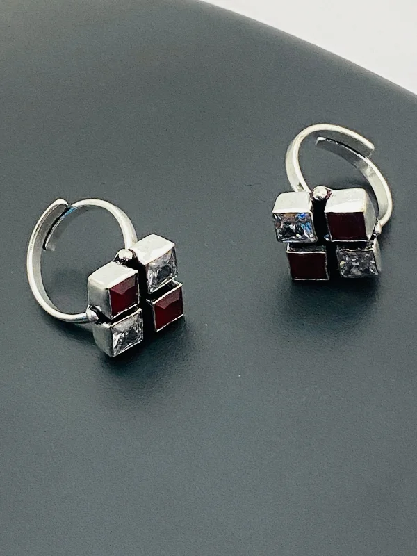 Women’s rings with topaz gems for brilliance -Attractive Maroon And White Colored Toe Rings