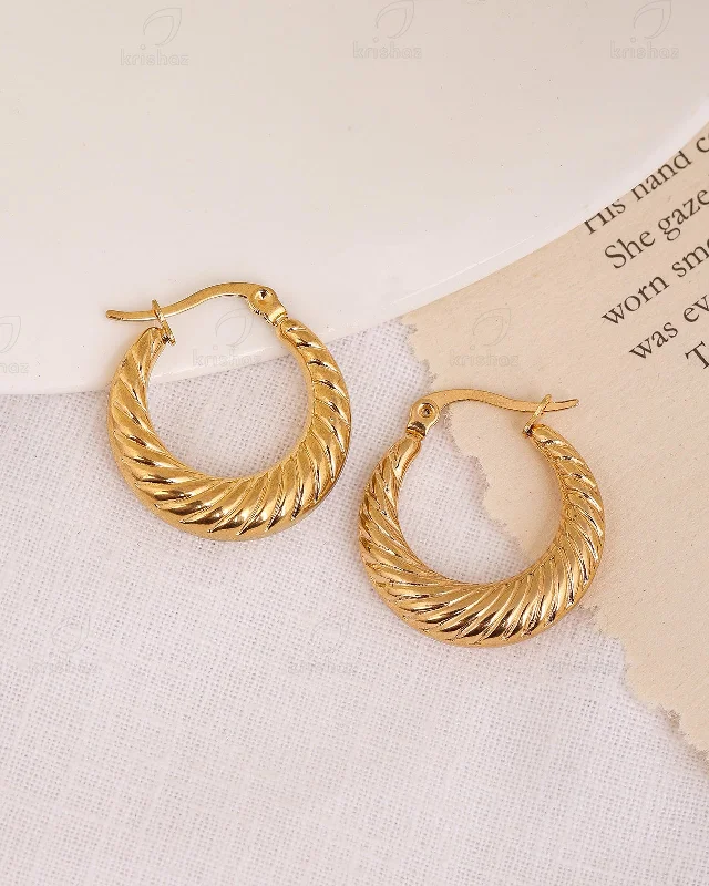 Best hoop earrings with minimal embellishments for a sleek and modern look-Small Twirl Fashionable Hoop