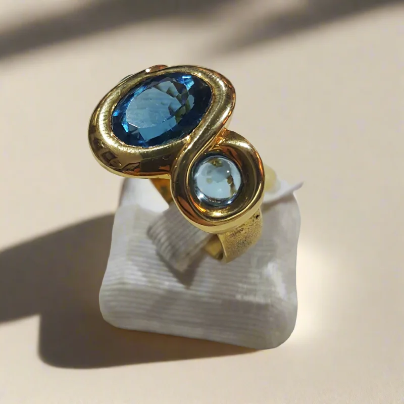 Women’s rings with geometric ruby for trend -Ring in 18k Gold with a London Blue Topaz & Aquamarine Cabochon