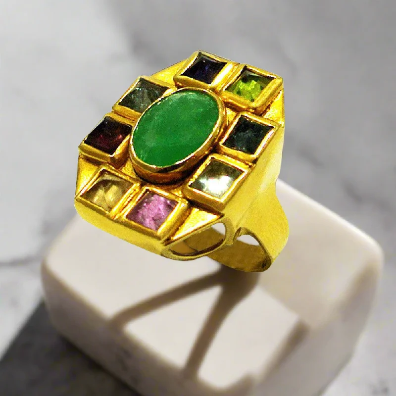 Women’s rings with polished peacock ore glow -Ring in 18k Gold with a Zambian emerald and pyramid cut tourmalines (B-06)