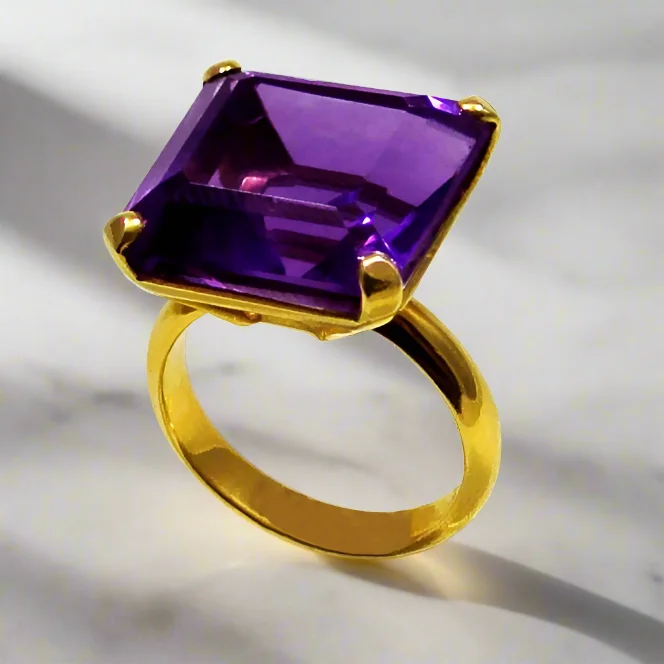 Women’s rings with lotus-inspired sapphire bands -Ring in 18k Gold with amethyst (B-09)