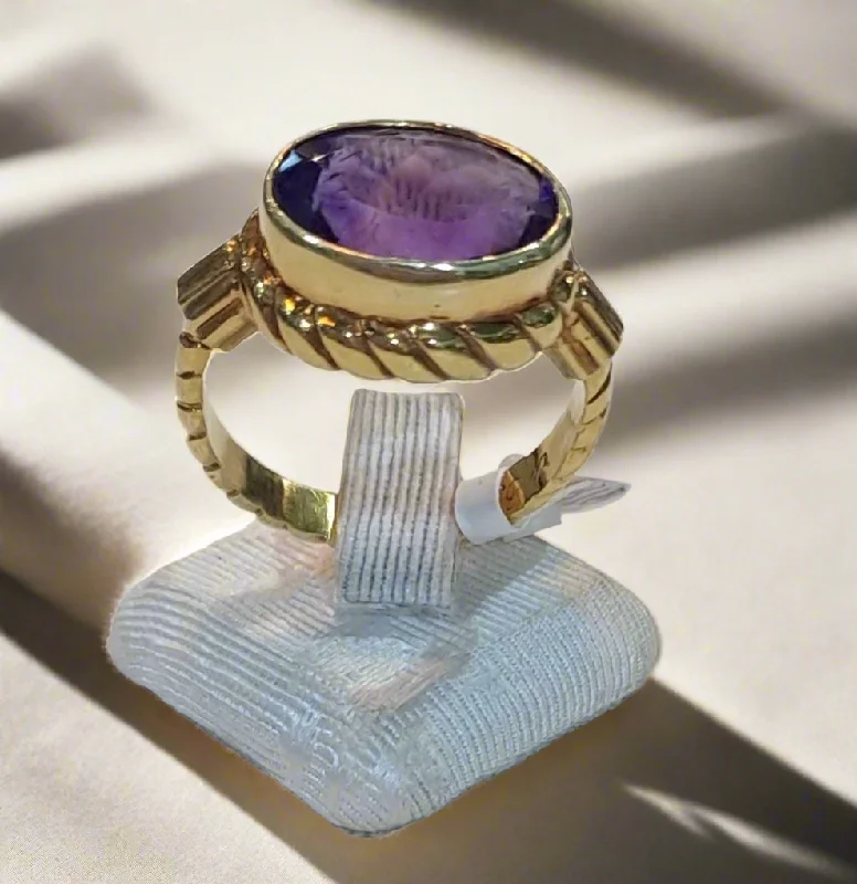 Women’s rings with bold agate for earth -Ring in 18k gold with an amethyst stone