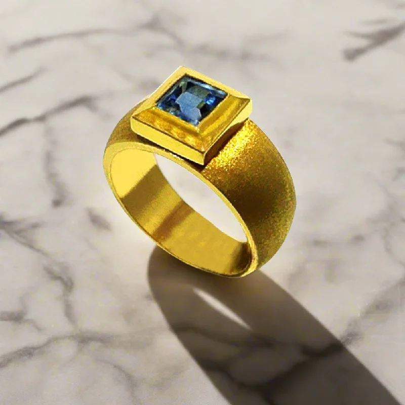 Women’s rings with faceted fluorite for hues -Ring in 18k gold with bleu topaz (B-34)